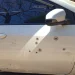 A lo mafioso: tres desconocidos golpearon a un vecino en Chimbas y tirotearon su auto frente a su casa en busca de su hijo