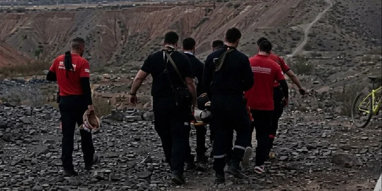 Dramático rescate en Ullum: asistieron a un ciclista que cayó en plena montaña y lo bajaron en camilla por la ladera