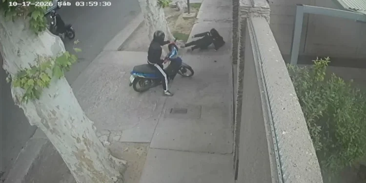 Violento ataque de motochorros en el Barrio Del Bono: empujaron por la espalda a una enfermera y le robaron la moto cuando llegaba a trabajar