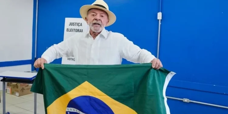 Elecciones históricas en Brasil: Lula da Silva superó a Flávio Bolsonaro en el balotaje y aseguró su cuarto mandato presidencial
