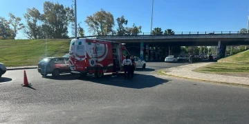 Choque entre un auto y una moto en el lateral de Circunvalación: una mujer asistida y demoras en el tránsito