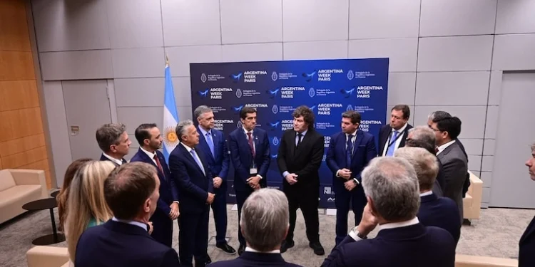 El trasfondo de la gira en París: Milei blindó el diálogo con los gobernadores para suspender las PASO y frenar la ofensiva opositora