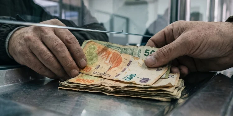 Billetes rotos, manchados o quemados: el Banco Central ratificó que los bancos están obligados a cambiarlos aunque no seas cliente