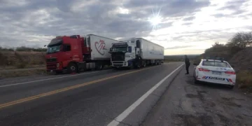 Complicaciones en la Ruta 141: un camión sufrió un desperfecto mecánico en la Cuesta de las Vacas y obstruye el tránsito rumbo a la Difunta Correa
