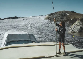 Estudiantes suizos utilizaron lana de oveja para cubrir un glaciar en Los Alpes y redujeron su deshielo en más de un 50%