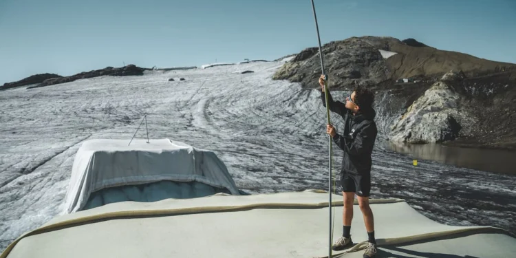 Estudiantes suizos utilizaron lana de oveja para cubrir un glaciar en Los Alpes y redujeron su deshielo en más de un 50%