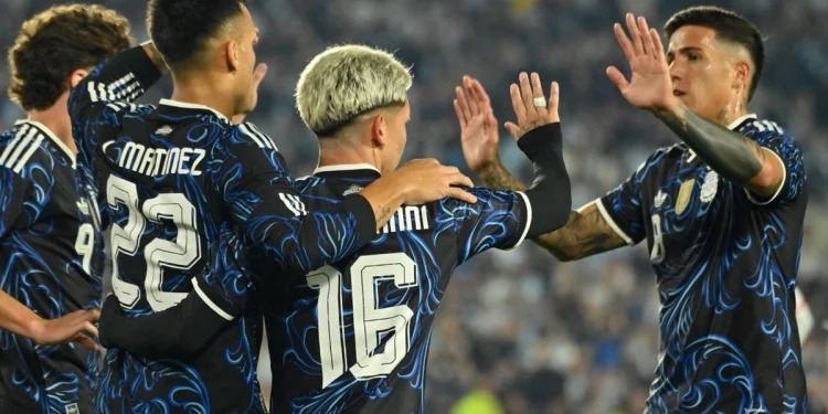 La Scaloneta cumplió con una fiesta de goles y el Monumental ya late para la despedida definitiva de Lionel Messi