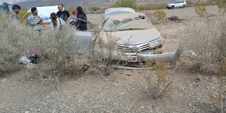 Alarma en la Ruta 40: violento vuelco de un auto en la zona de El Balde dejó dos heridos trasladados al Hospital Rawson