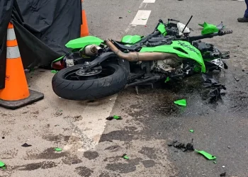Tragedia en la Ruta 2: identificaron a una de las víctimas fatales y revelaron cómo se produjo el violento choque entre un auto y una moto
