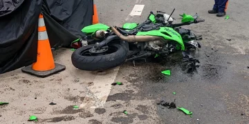 Tragedia en la Ruta 2: identificaron a una de las víctimas fatales y revelaron cómo se produjo el violento choque entre un auto y una moto