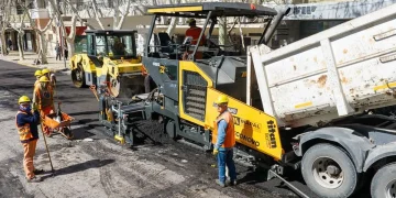 Nuevos cortes por repavimentación en calle Santa Fe: desvíos totales entre Alem y Catamarca y cambios en el recorrido de colectivos