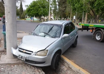 Maniobra fuera de control: chocó contra un pilar de luz y cayó a una cuneta frente al Conte Grand