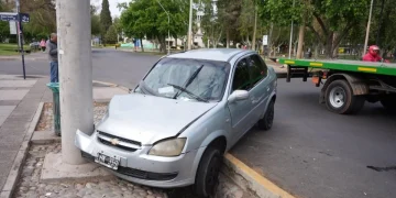 Maniobra fuera de control: chocó contra un pilar de luz y cayó a una cuneta frente al Conte Grand