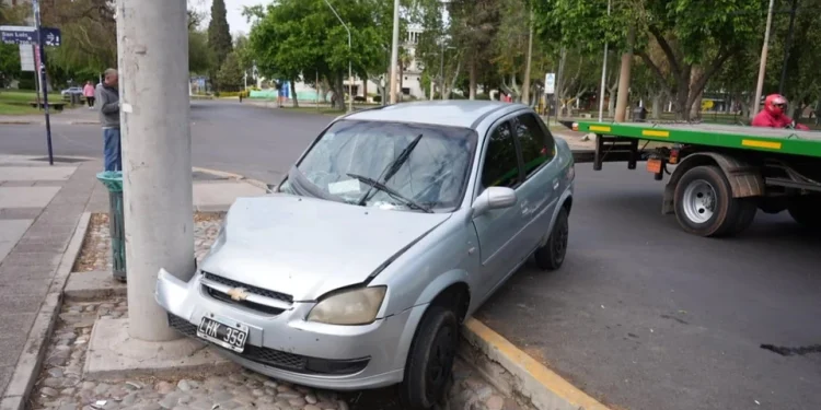 Maniobra fuera de control: chocó contra un pilar de luz y cayó a una cuneta frente al Conte Grand