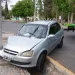 Maniobra fuera de control: chocó contra un pilar de luz y cayó a una cuneta frente al Conte Grand