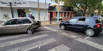Fuerte choque por alcance en Avenida Libertador: un auto impactó de atrás a otro que iba a estacionar y una conductora fue hospitalizada