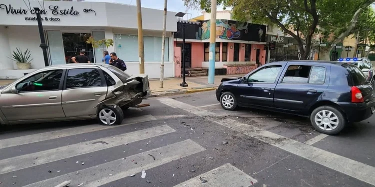 Fuerte choque por alcance en Avenida Libertador: un auto impactó de atrás a otro que iba a estacionar y una conductora fue hospitalizada