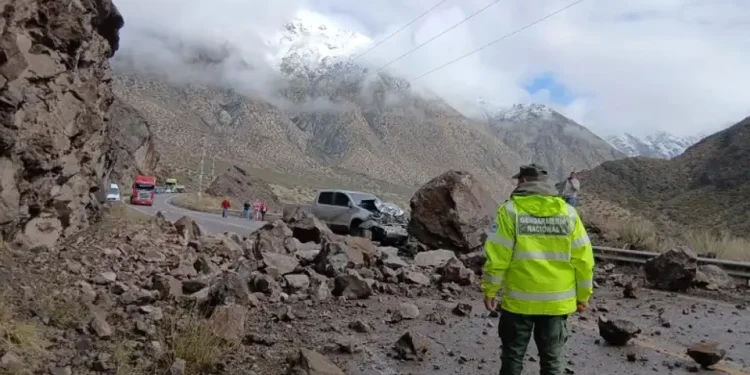 Paso a Chile interrumpido: una roca gigante cayó sobre una camioneta en la Ruta 7 y generó largas filas en alta montaña
