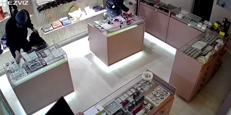 Golpe comando en 15 segundos: robaron joyas de oro y plata por hasta 30 millones de pesos tras violentar una joyería céntrica