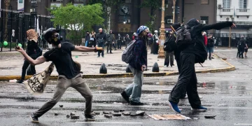 Graves incidentes en la Marcha Universitaria: el Gobierno denunció penalmente a manifestantes tras una jornada con 25 detenidos y 8 policías heridos