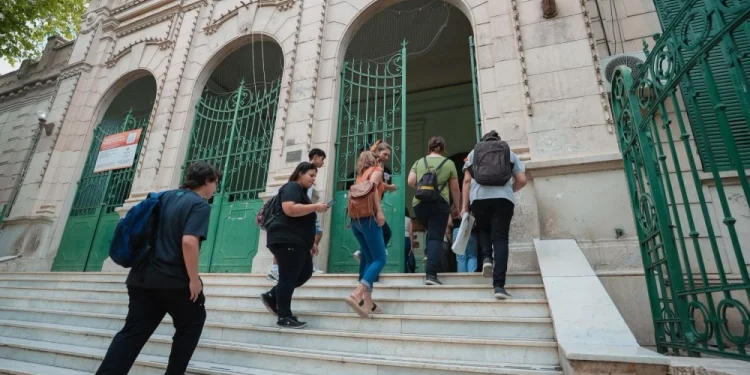 Oportunidad para terminar la secundaria: abren inscripción para cubrir cupos del Plan FinEs II en ocho departamentos