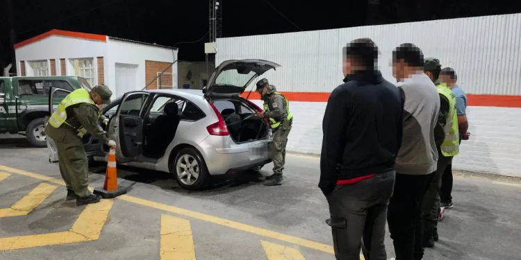 Golpe al narcotráfico en Sarmiento: Gendarmería secuestró casi 7,5 kilos de cocaína ocultos en los asientos de un auto