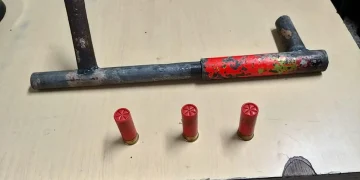 Operativo en Rawson: interceptaron a un adolescente en bicicleta con una arma «tumbera» y un cartucho en el barrio Güemes