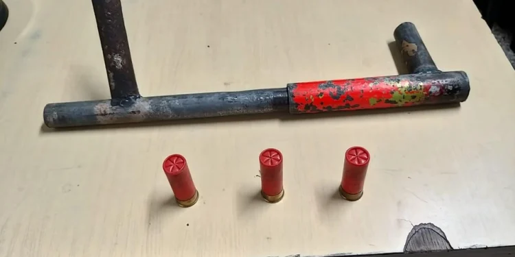 Operativo en Rawson: interceptaron a un adolescente en bicicleta con una arma «tumbera» y un cartucho en el barrio Güemes