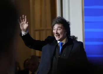 Milei aseguró que cuenta con USD 125.000 millones para frenar cualquier corrida cambiaria en 2027 y ratificó con énfasis a Caputo