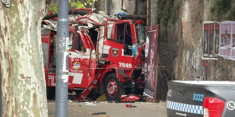 Violento choque en Constitución: una autobomba impactó contra la vieja cárcel de Caseros y dejó diez heridos