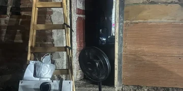 Persecución y detención en la Villa 17 de Agosto: caminaba con una escalera y electrodomésticos robados e intentó escapar por los techos