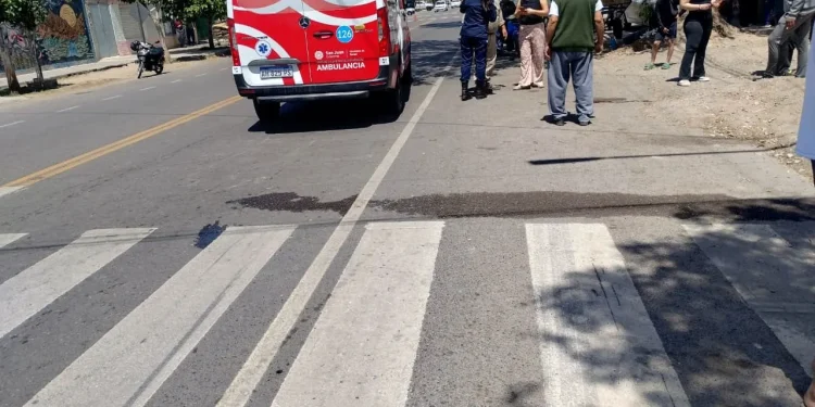 Tragedia en Rawson: un motociclista atropelló a un peatón en calle Paula Albarracín de Sarmiento y la víctima murió horas después