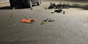 Grave accidente en Rawson: un motociclista fue trasladado en código rojo tras chocar contra un automóvil