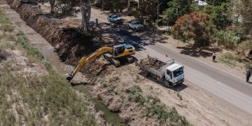 Limpian drenes y desagües clave en San Martín y 25 de Mayo para prevenir inundaciones ante posibles crecientes