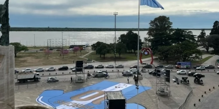 Rosario rinde tributo a su máximo ídolo: instalaron una camiseta gigante frente al Monumento a la Bandera para despedir a Messi