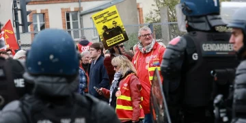 Furia en Francia: la Policía detuvo a 135 manifestantes e incautó armas en medio de masivas protestas contra Macron