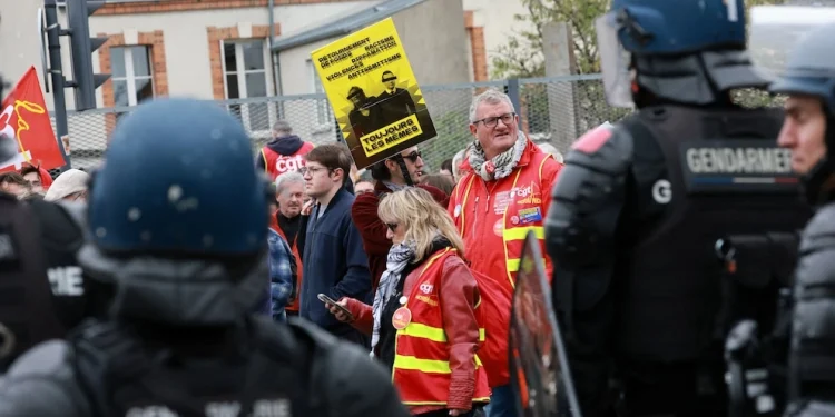 Furia en Francia: la Policía detuvo a 135 manifestantes e incautó armas en medio de masivas protestas contra Macron