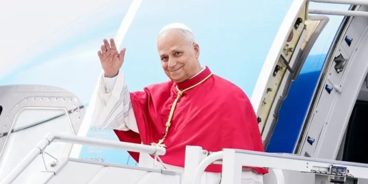 Alivio en el Vaticano: el papa León XIV recibió el alta médica tras su cirugía de pulmón y rezará el Ángelus este domingo