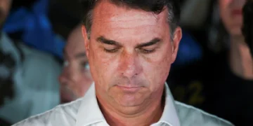 Flavio Bolsonaro arribó a Estados Unidos y se reunió con su hermano Eduardo en Florida: el gobierno de Donald Trump le concederá la visa
