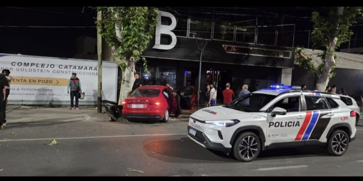 ​Fuerte choque entre dos vehículos en la esquina de avenida Libertador y Ramón y Cajal