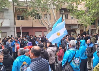 Tensión en San Juan: cientos de choferes marcharon a Trabajo y exigen destrabar la deuda salarial para levantar el paro