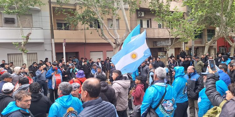 Tensión en San Juan: cientos de choferes marcharon a Trabajo y exigen destrabar la deuda salarial para levantar el paro