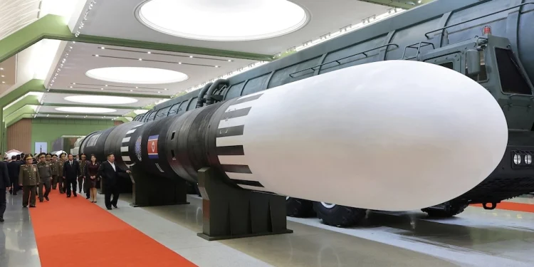Corea del Norte exhibió el misil intercontinental Hwasong-20 con capacidad para alcanzar Estados Unidos