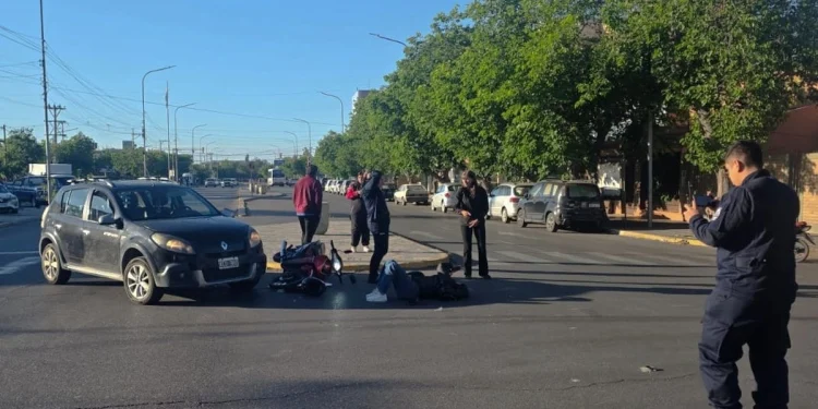 Maniobra imprudente en pleno centro: intentó girar en U, provocó un choque y dejó a una motociclista hospitalizada