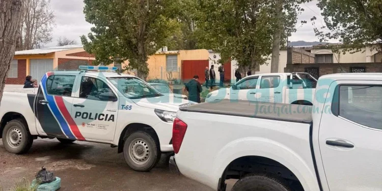 Dramático desalojo en Jáchal: una familia con un nene de 3 años duerme en una carpa y denuncia que el IPV les negó regularizar la casa