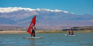 Boom hídrico en Cuesta del Viento: con más agua en el dique, Iglesia lanzó su temporada turística con playas y deportes extremos