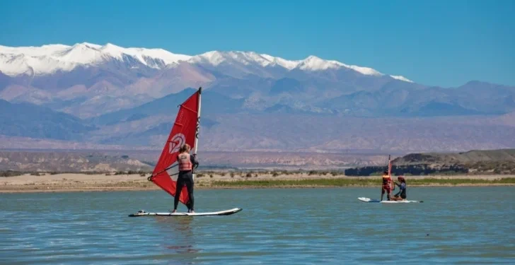 Boom hídrico en Cuesta del Viento: con más agua en el dique, Iglesia lanzó su temporada turística con playas y deportes extremos