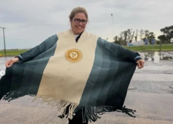 El audaz trueque de Agustín Giay con Soledad Pastorutti en el Monumental: le cambió su camperón de la Selección para regalárselo a su mamá