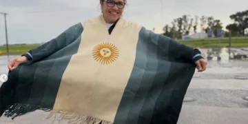 El audaz trueque de Agustín Giay con Soledad Pastorutti en el Monumental: le cambió su camperón de la Selección para regalárselo a su mamá