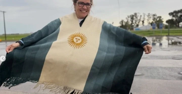 El audaz trueque de Agustín Giay con Soledad Pastorutti en el Monumental: le cambió su camperón de la Selección para regalárselo a su mamá